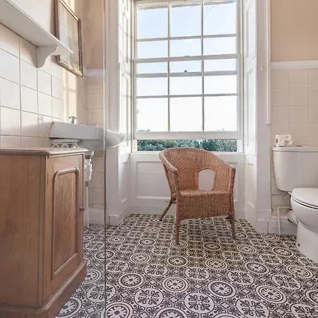 Spacestation Four 4 Bedroom Serviced By Altoluxoexperience Short Lets & Serviced With Free Wifi