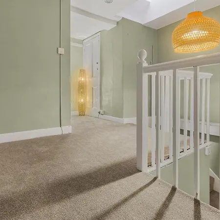 Spacestation Four 4 Bedroom Serviced By Altoluxoexperience Short Lets & Serviced With Free Wifi Bristol
