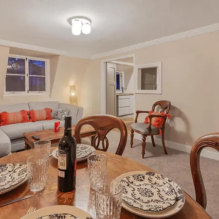 Apartment Spacestation Four 4 Bedroom Serviced By Altoluxoexperience Short Lets & Serviced With Free Wifi