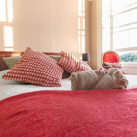 Spacestation Four 4 Bedroom Serviced By Altoluxoexperience Short Lets & Serviced With Free Wifi Apartment Bristol