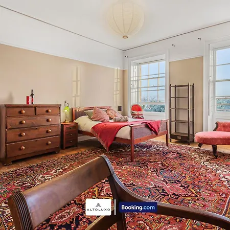 Апартаменти Spacestation Four 4 Bedroom Serviced By Altoluxoexperience Short Lets & Serviced With Free Wifi Бристоль