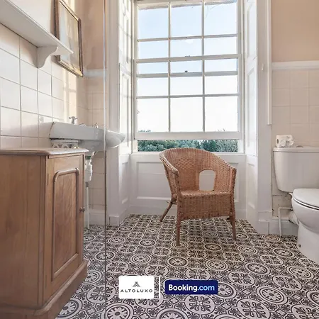 Апартаменты Spacestation Four 4 Bedroom Serviced By Altoluxoexperience Short Lets & Serviced With Free Wifi Бристоль