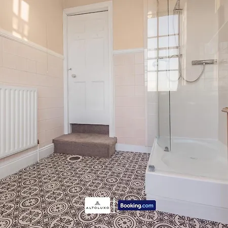 Spacestation Four 4 Bedroom Serviced By Altoluxoexperience Short Lets & Serviced With Free Wifi Апартаменты Бристоль