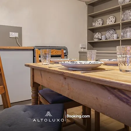 Apartment Spacestation Four 4 Bedroom Serviced By Altoluxoexperience Short Lets & Serviced With Free Wifi