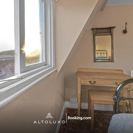 Apartment Spacestation Four 4 Bedroom Serviced By Altoluxoexperience Short Lets & Serviced With Free Wifi *