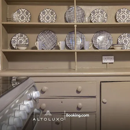 Spacestation Four 4 Bedroom Serviced By Altoluxoexperience Short Lets & Serviced With Free Wifi