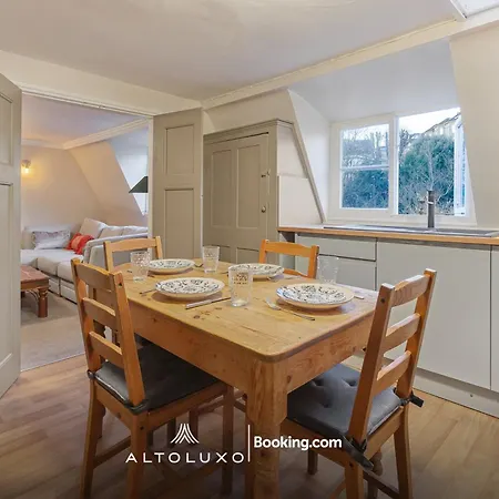 Apartment Spacestation Four 4 Bedroom Serviced By Altoluxoexperience Short Lets & Serviced With Free Wifi