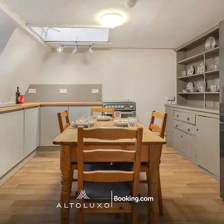 Spacestation Four 4 Bedroom Serviced By Altoluxoexperience Short Lets & Serviced With Free Wifi Apartment *