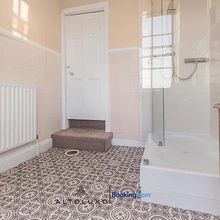 Spacestation Four 4 Bedroom Serviced By Altoluxoexperience Short Lets & Serviced With Free Wifi