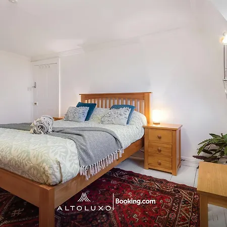 Spacestation Four 4 Bedroom Serviced By Altoluxoexperience Short Lets & Serviced With Free Wifi *