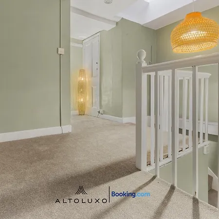 Apartment Spacestation Four 4 Bedroom Serviced By Altoluxoexperience Short Lets & Serviced With Free Wifi
