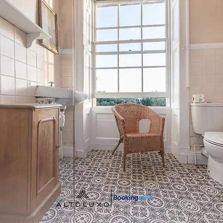 Spacestation Four 4 Bedroom Serviced By Altoluxoexperience Short Lets & Serviced With Free Wifi Apartment Bristol