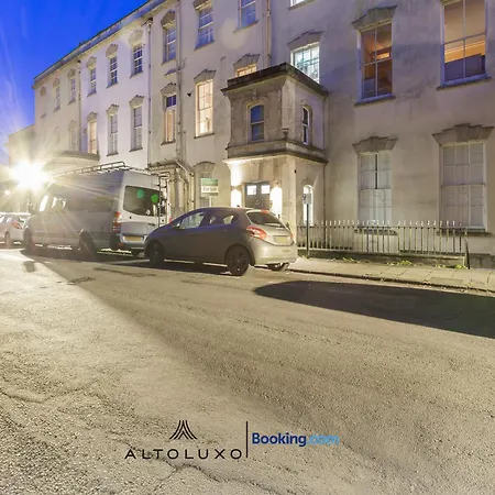 Spacestation Four 4 Bedroom Serviced By Altoluxoexperience Short Lets & Serviced With Free Wifi * Bristol