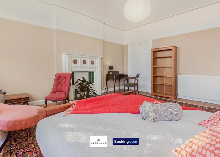 Spacestation Four 4 Bedroom Serviced By Altoluxoexperience Short Lets & Serviced With Free Wifi * Bristol