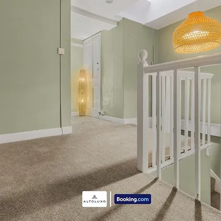 Spacestation Four 4 Bedroom Serviced By Altoluxoexperience Short Lets & Serviced With Free Wifi