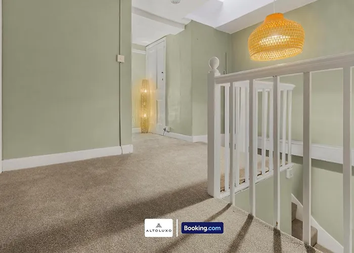 Spacestation Four 4 Bedroom Serviced By Altoluxoexperience Short Lets & Serviced With Free Wifi