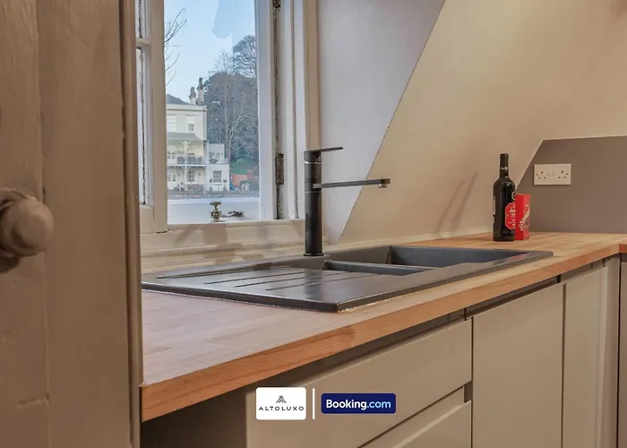 Spacestation Four 4 Bedroom Serviced By Altoluxoexperience Short Lets & Serviced With Free Wifi