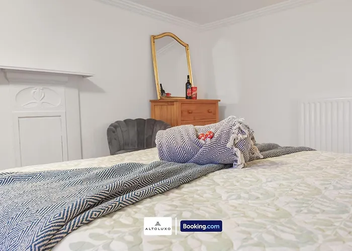 Spacestation Four 4 Bedroom Serviced By Altoluxoexperience Short Lets & Serviced With Free Wifi Bristol