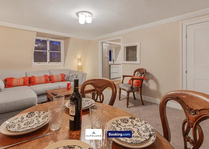 Spacestation Four 4 Bedroom Serviced By Altoluxoexperience Short Lets & Serviced With Free Wifi